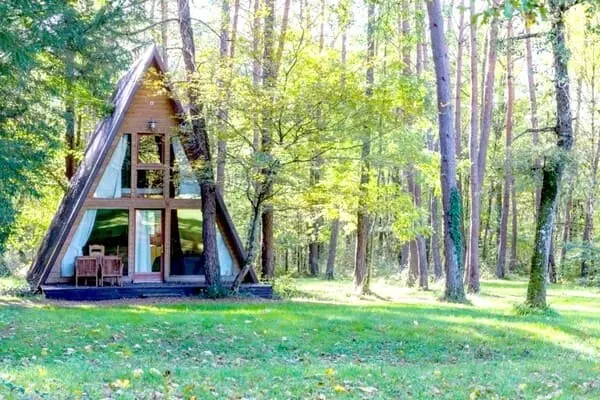 Le tipi en bois est un habitat insolite. Space Wood vous propose de créer votre maison tipi sur mesure.